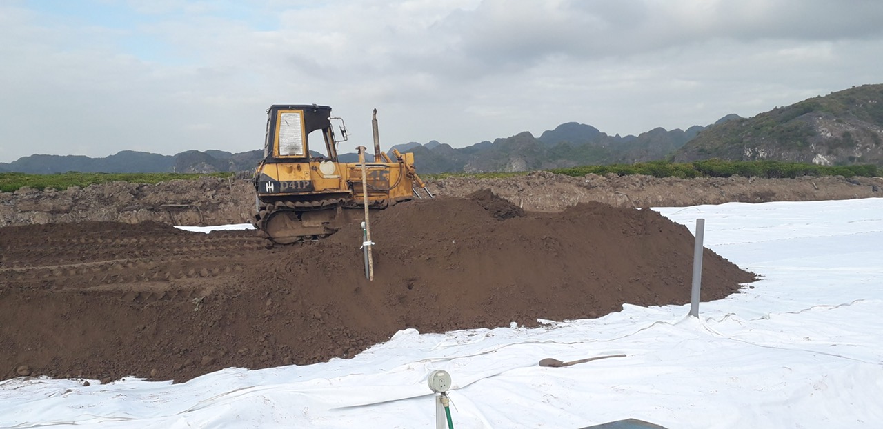 Đắp đất trên vải địa kỹ thuật bảo vệ màng kín khí